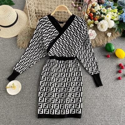 V-neck knitted dress with long sleeves and slim mid-length sweater bag hip bottoming skirt